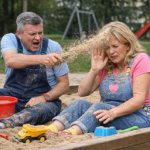 politiker_kastar_sand_sandlada